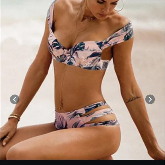 Bikini - Picture 13 of 13